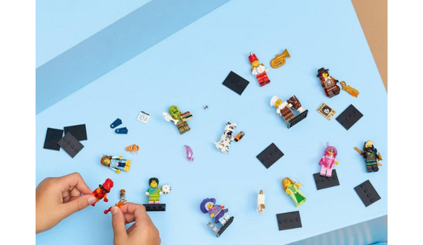 Lego minifigures building close up[1]